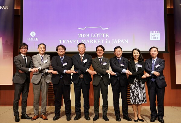 일본 도쿄 페닌슐라 호텔에서 5월 30일 열린 ‘2023 LOTTE TRAVEL MARKET in JAPAN' 로드쇼에서 참석자들이 기념촬영을 하고 있다. 이완신 롯데호텔군HQ 총괄대표(사진 왼쪽에서 4번째), 김주남 롯데면세점 대표이사(사진 왼쪽에서 5번째), 공형식 주일한국문화원장(사진 왼쪽에서 6번째), 김관미 한국관광공사 동경지사장(사진 왼쪽에서 7번째)을 비롯한 주요 관계자들이 기념촬영을 하고 있는 모습. [롯데호텔]