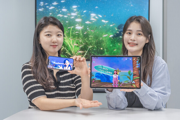 LG화학 임직원들이 메타버스로 구현된 잘피 바다숲을 선보이고 있다. [LG화학]