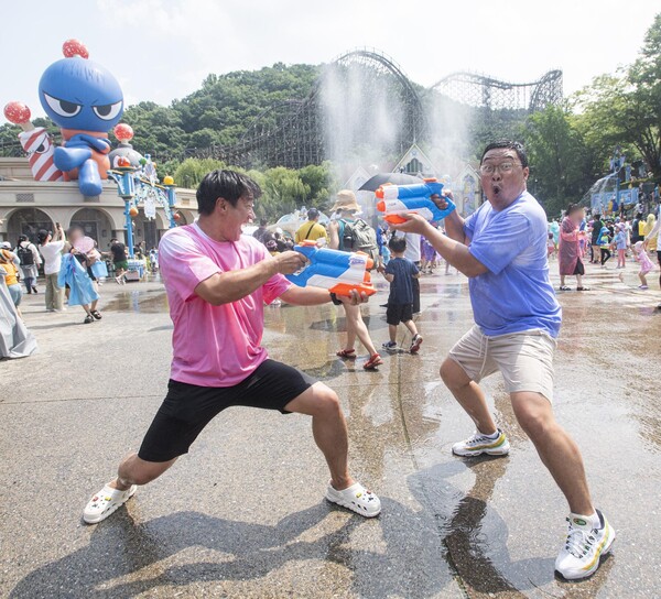 에버랜드 카니발 광장에서는 차가운 물이 닿으면 색깔이 변하는 티셔츠를 입고 200명 물총 대결을 펼치는 '워터 스텔라 컬러배틀' 이벤트가 8월 13일까지 주말 동안 펼쳐진다. [삼성물산 에버랜드]