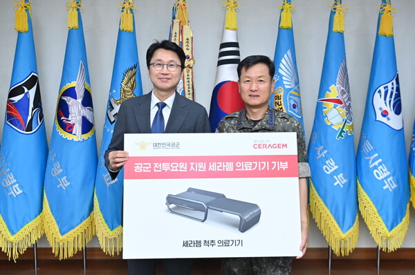 세라젬이 장병들의 건강 관리와 원활한 임무 수행을 돕기 위해 대한민국 공군에 헬스케어 의료기기를 후원했다. 세라젬 이경수 대표이사(왼쪽)와 정상화 공군참모총장이 기념 촬영을 하고 있다. [세라젬]