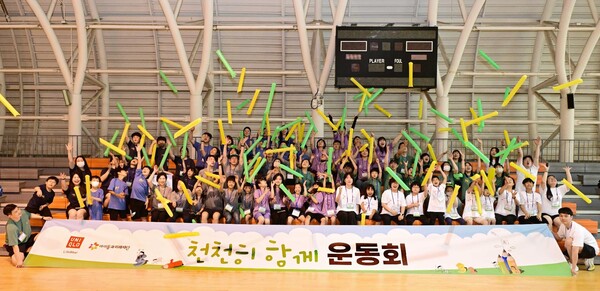 지난 1일 유니클로와 아이들과미래재단이 진행한 느린학습 아동 대상 놀이체육 프로그램인 ‘천천히 함께 운동회’에서 참가자들이 단체사진을 찍고 있다. [유니클로]