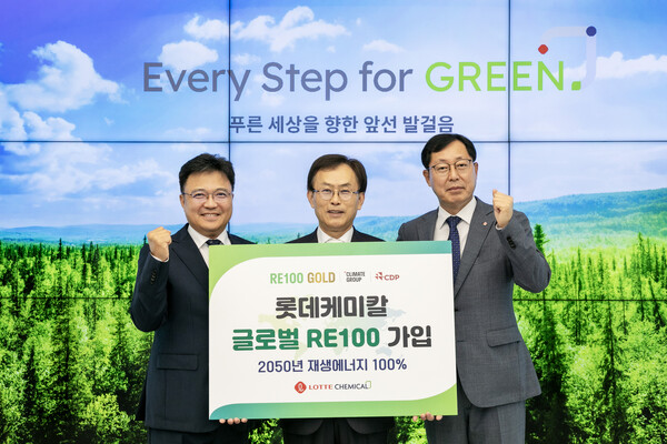 롯데케미칼이 5일 글로벌 이니셔티브인 RE100 (Renewable Energy 100)에 가입했다고 밝혔다. 롯데케미칼 김교현 부회장(가운데), 황진구 기초소재사업 대표(왼쪽), 이영준 첨단소재사업 대표(우측) [롯데케미칼]
