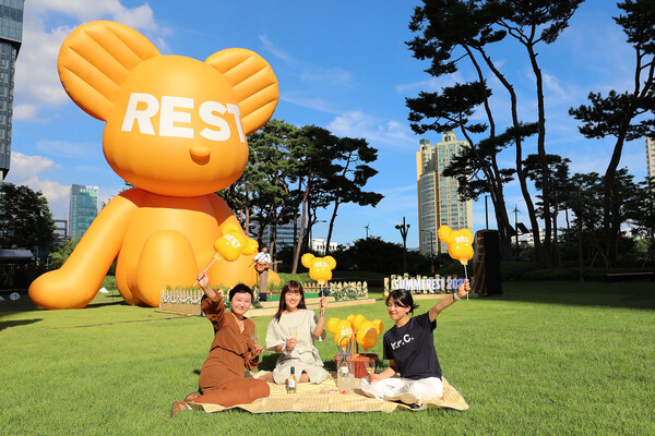롯데월드타워를 찾은 고객들이 써머레스트 2023을 즐기고 있다. [롯데물산]