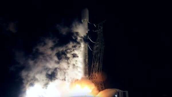 SpaceX Falcon 9이 2023년 9월 25일 21개의 스타링크 위성을 발사하고 있다.[Source : SpaceX]