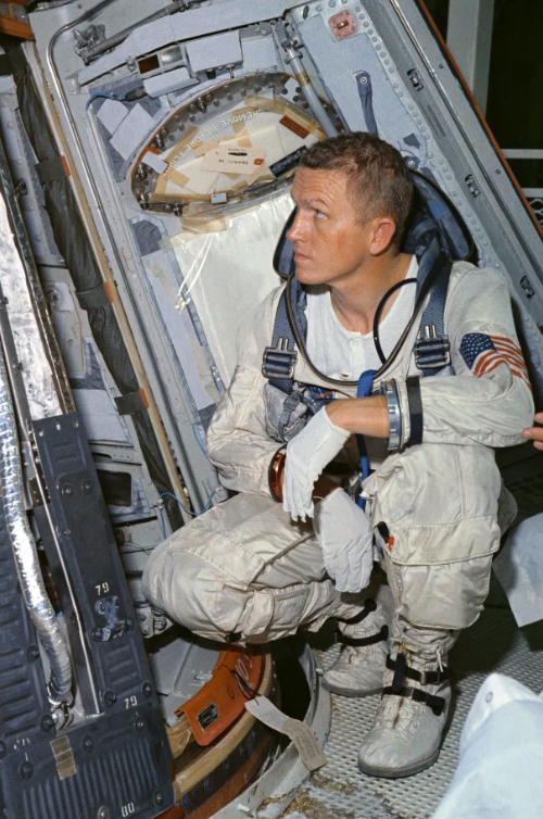 NASA 우주비행사 프랭크 보먼이 1965년 10월 제미니 7호 우주선을 타고 테스트를 하고 있다. [NASA]