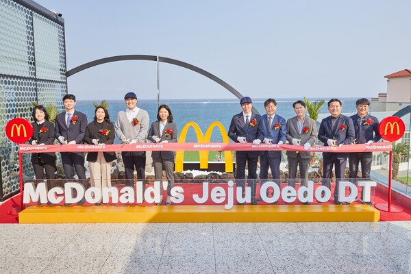 한국맥도날드 김기원 대표이사(왼쪽에서 다섯 번째)등 임직원들과 관계자들이 23일(목) ‘제주외도DT점’ 오픈을 기념해 3층 루프탑 공간에서 테이프 커팅식을 진행하고 있다. [맥도날드]