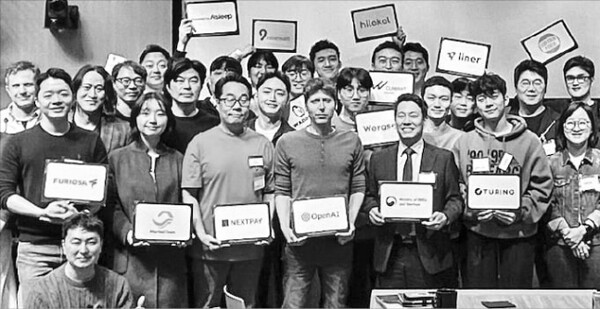샘 올트먼 오픈AI CEO(왼쪽 네 번째)가 지난 14일 미국 실리콘밸리 오픈AI 본사에서 열린 'K스타트업 & 오픈AI 매칭 데이' 행사를 마치고 기념촬영을 하고 있다. [중소벤처기업부]