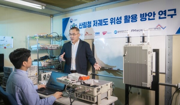 SK텔레콤 연구원들이 위성 기반 무선 백홀에 자사의 소형 기지국을 결합하는 연구를 진행하는 모습 [SK텔레콤]