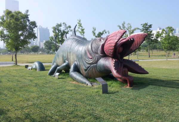 한강공원에 설치한 봉준호 감독의 영화 ‘괴물’ 속의 괴물 조형물이 결국 철거를 결정했다. [뉴스스페이스DB]